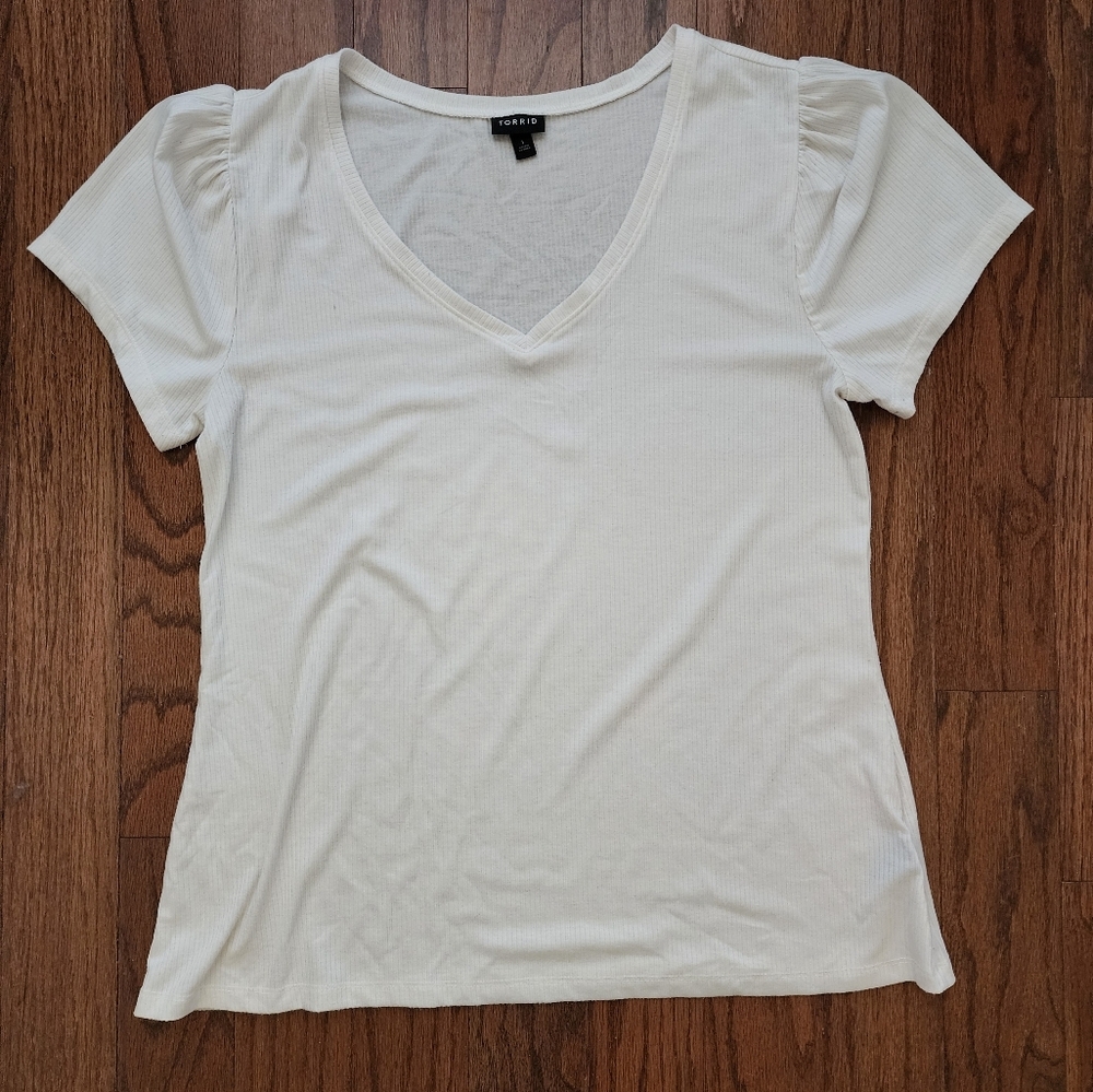 Torrid Women’s 1/1x/14-16 Cream Short Sleeve V-Neck Casual Top